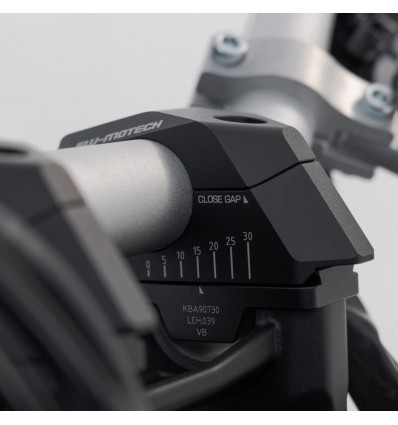 Riser SW-Motech ad arretramento variabile neri per manubri diam. 28 Riser SW-Motech ad arretramento variabile neri per manubri diam. 28