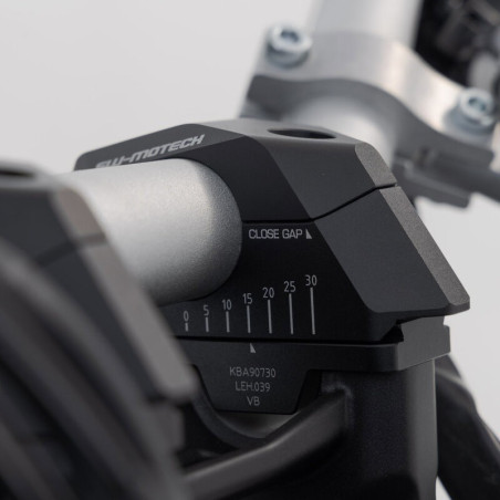 Riser SW-Motech ad arretramento variabile neri per manubri diam. 28 Riser SW-Motech ad arretramento variabile neri per manubri diam. 28