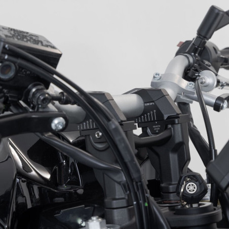 Riser SW-Motech ad arretramento variabile neri per manubri diam. 28 Riser SW-Motech ad arretramento variabile neri per manubri diam. 28