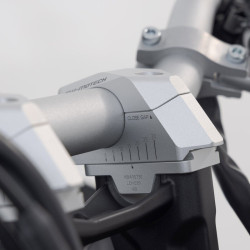 Riser SW-Motech ad arretramento variabile argento per manubri diam. 28 Riser SW-Motech ad arretramento variabile argento per manubri diam. 28