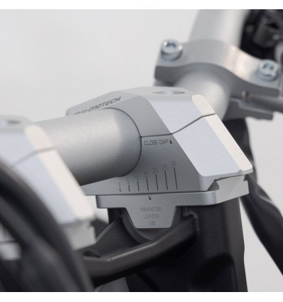 Riser SW-Motech ad arretramento variabile argento per manubri diam. 28 Riser SW-Motech ad arretramento variabile argento per manubri diam. 28
