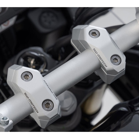 Riser SW-Motech ad arretramento variabile argento per manubri diam. 28 Riser SW-Motech ad arretramento variabile argento per manubri diam. 28