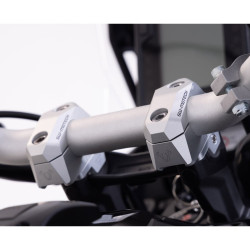 Riser SW-Motech ad arretramento variabile argento per manubri diam. 28 Riser SW-Motech ad arretramento variabile argento per manubri diam. 28
