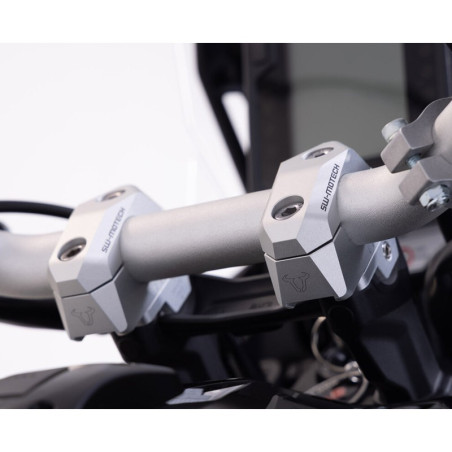 Riser SW-Motech ad arretramento variabile argento per manubri diam. 28 Riser SW-Motech ad arretramento variabile argento per manubri diam. 28