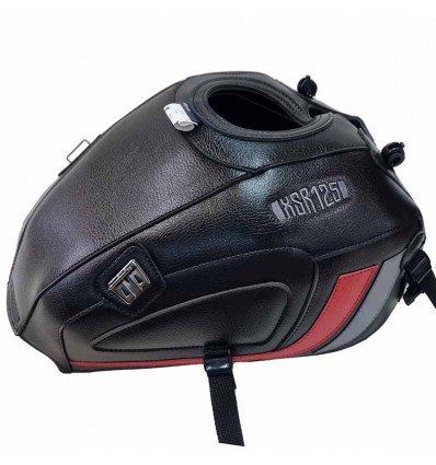 Copriserbatoio Bagster per Yamaha XSR 125 in similpelle nero, grigio e rosso Copriserbatoio Bagster per Yamaha XSR 125 in similpelle nero, grigio e rosso