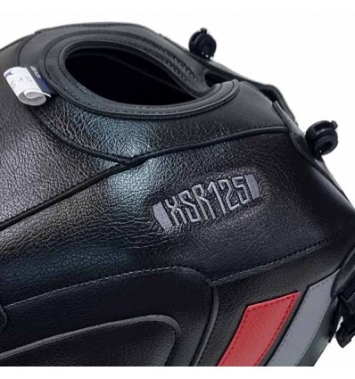 Copriserbatoio Bagster per Yamaha XSR 125 in similpelle nero, grigio e rosso Copriserbatoio Bagster per Yamaha XSR 125 in similpelle nero, grigio e rosso