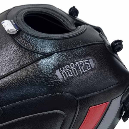 Copriserbatoio Bagster per Yamaha XSR 125 in similpelle nero, grigio e rosso Copriserbatoio Bagster per Yamaha XSR 125 in similpelle nero, grigio e rosso