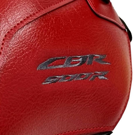 Copriserbatoio Bagster per Honda CBR 500 R dal 2019 in similpelle rosso, nero e bianco Copriserbatoio Bagster per Honda CBR 500 R dal 2019 in similpelle rosso, nero e bianco