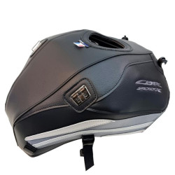 Copriserbatoio Bagster per Honda CBR 500 R dal 2019 in similpelle nero, bianco e grigio Copriserbatoio Bagster per Honda CBR 500 R dal 2019 in similpelle nero, bianco e grigio