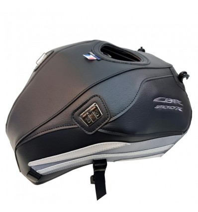 Copriserbatoio Bagster per Honda CBR 500 R dal 2019 in similpelle nero, bianco e grigio Copriserbatoio Bagster per Honda CBR 500 R dal 2019 in similpelle nero, bianco e grigio