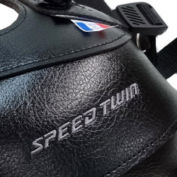 Copriserbatoio Bagster per Triumph Speed Twin 900 dal 2023 in similpelle nero Copriserbatoio Bagster per Triumph Speed Twin 900 dal 2023 in similpelle nero