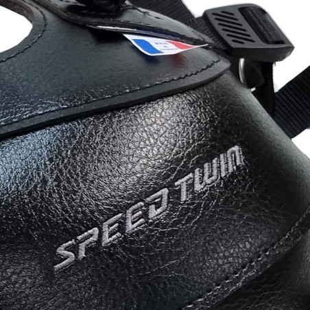 Copriserbatoio Bagster per Triumph Speed Twin 900 dal 2023 in similpelle nero Copriserbatoio Bagster per Triumph Speed Twin 900 dal 2023 in similpelle nero
