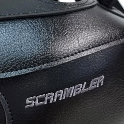 Copriserbatoio Bagster per Triumph Scrambler 1200 in similpelle nero Copriserbatoio Bagster per Triumph Scrambler 1200 in similpelle nero