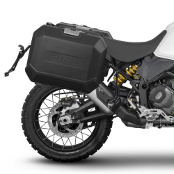 Portavaligie laterale Shad 4P per valigie compatibili su Ducati Desert X Portavaligie laterale Shad 4P per valigie compatibili su Ducati Desert X