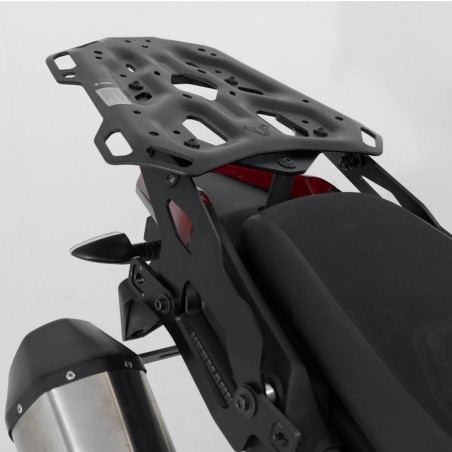 Piastra SW-Motech Adventure Rack su Aprilia Tuareg 660 per borse o bauli di varie marche Piastra SW-Motech Adventure Rack su Aprilia Tuareg 660 per borse o bauli di varie marche