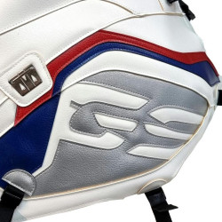 Copriserbatoio Bagster per BMW R1250 GS in similpelle bianco, blu e rosso Copriserbatoio Bagster per BMW R1250 GS in similpelle bianco, blu e rosso