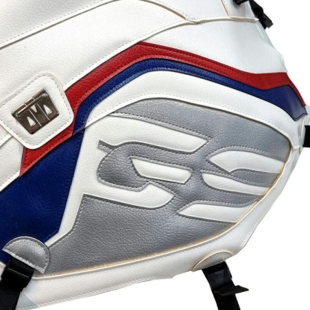 Copriserbatoio Bagster per BMW R1250 GS in similpelle bianco, blu e rosso Copriserbatoio Bagster per BMW R1250 GS in similpelle bianco, blu e rosso