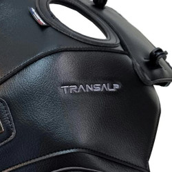 Copriserbatoio Bagster per Honda Transalp 750 in similpelle nero Copriserbatoio Bagster per Honda Transalp 750 in similpelle nero
