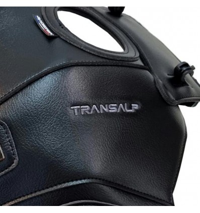 Copriserbatoio Bagster per Honda Transalp 750 in similpelle nero Copriserbatoio Bagster per Honda Transalp 750 in similpelle nero