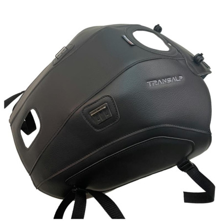 Copriserbatoio Bagster per Honda Transalp 750 in similpelle nero opaco Copriserbatoio Bagster per Honda Transalp 750 in similpelle nero opaco