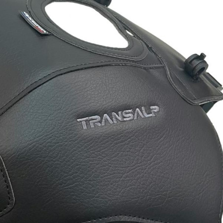 Copriserbatoio Bagster per Honda Transalp 750 in similpelle nero opaco Copriserbatoio Bagster per Honda Transalp 750 in similpelle nero opaco