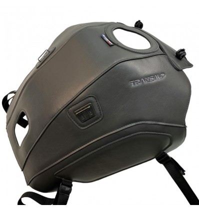 Copriserbatoio Bagster per Honda Transalp 750 in similpelle grigio Copriserbatoio Bagster per Honda Transalp 750 in similpelle grigio