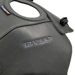 Copriserbatoio Bagster per Honda Transalp 750 in similpelle grigio Copriserbatoio Bagster per Honda Transalp 750 in similpelle grigio