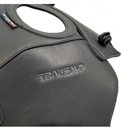 Copriserbatoio Bagster per Honda Transalp 750 in similpelle grigio Copriserbatoio Bagster per Honda Transalp 750 in similpelle grigio