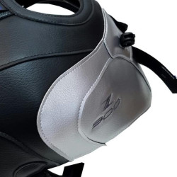 Copriserbatoio Bagster per Kawasaki Z900 in similpelle nero opaco e argento Copriserbatoio Bagster per Kawasaki Z900 in similpelle nero opaco e argento