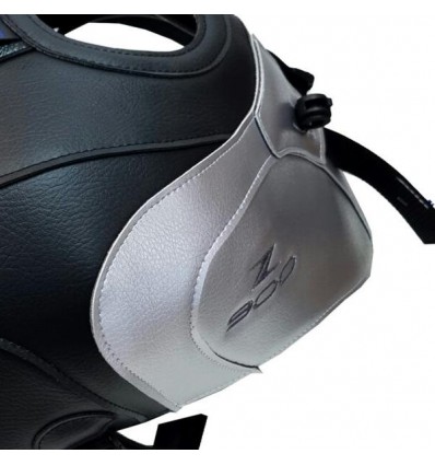 Copriserbatoio Bagster per Kawasaki Z900 in similpelle nero opaco e argento Copriserbatoio Bagster per Kawasaki Z900 in similpelle nero opaco e argento