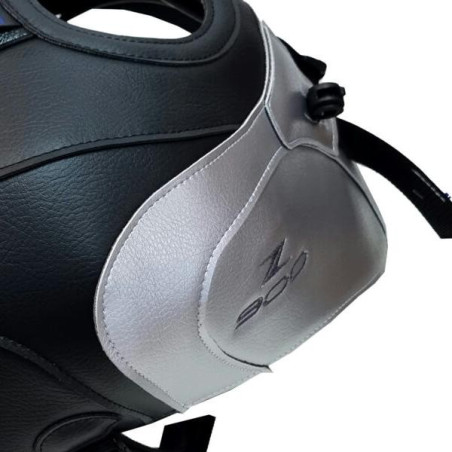 Copriserbatoio Bagster per Kawasaki Z900 in similpelle nero opaco e argento Copriserbatoio Bagster per Kawasaki Z900 in similpelle nero opaco e argento