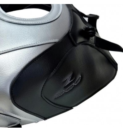 Copriserbatoio Bagster per Kawasaki Z900 in similpelle argento e nero opaco Copriserbatoio Bagster per Kawasaki Z900 in similpelle argento e nero opaco