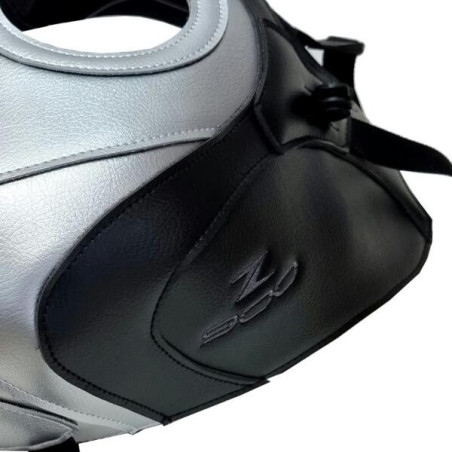 Copriserbatoio Bagster per Kawasaki Z900 in similpelle argento e nero opaco Copriserbatoio Bagster per Kawasaki Z900 in similpelle argento e nero opaco