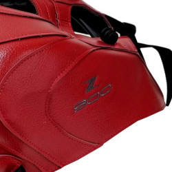 Copriserbatoio Bagster per Kawasaki Z900 in similpelle rosso, nero e grigio Copriserbatoio Bagster per Kawasaki Z900 in similpelle rosso, nero e grigio