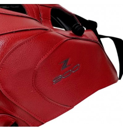 Copriserbatoio Bagster per Kawasaki Z900 in similpelle rosso, nero e grigio Copriserbatoio Bagster per Kawasaki Z900 in similpelle rosso, nero e grigio