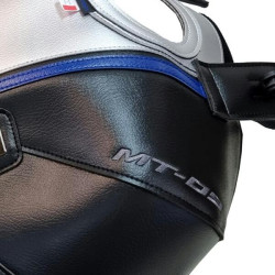 Copriserbatoio Bagster per Yamaha MT-09 dal 2020 in similpelle nero, argento e blu Copriserbatoio Bagster per Yamaha MT-09 dal 2020 in similpelle nero, argento e blu