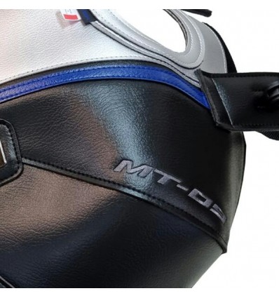 Copriserbatoio Bagster per Yamaha MT-09 dal 2020 in similpelle nero, argento e blu Copriserbatoio Bagster per Yamaha MT-09 dal 2020 in similpelle nero, argento e blu