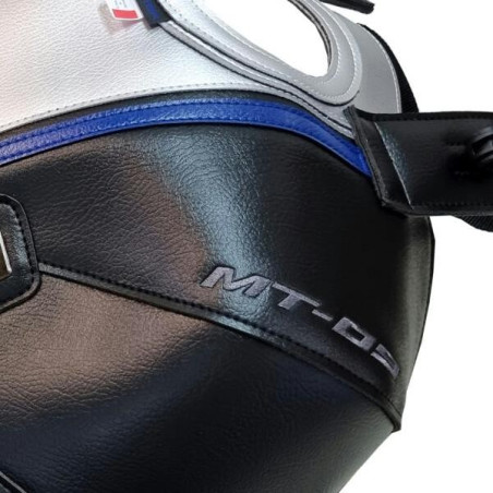 Copriserbatoio Bagster per Yamaha MT-09 dal 2020 in similpelle nero, argento e blu Copriserbatoio Bagster per Yamaha MT-09 dal 2020 in similpelle nero, argento e blu