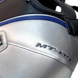 Copriserbatoio Bagster per Yamaha MT-09 dal 2020 in similpelle argento, nero e blu Copriserbatoio Bagster per Yamaha MT-09 dal 2020 in similpelle argento, nero e blu