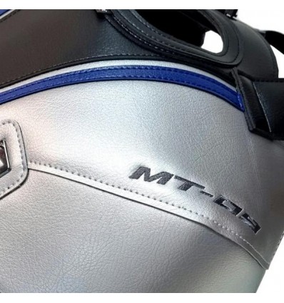Copriserbatoio Bagster per Yamaha MT-09 dal 2020 in similpelle argento, nero e blu Copriserbatoio Bagster per Yamaha MT-09 dal 2020 in similpelle argento, nero e blu