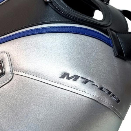 Copriserbatoio Bagster per Yamaha MT-09 dal 2020 in similpelle argento, nero e blu Copriserbatoio Bagster per Yamaha MT-09 dal 2020 in similpelle argento, nero e blu