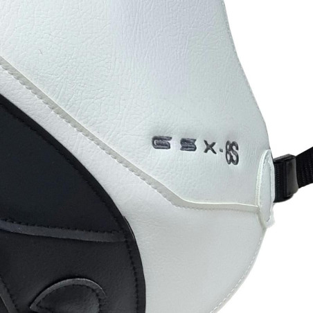 Copriserbatoio Bagster per Suzuki GSX-8S similpelle nero e bianco Copriserbatoio Bagster per Suzuki GSX-8S similpelle nero e bianco