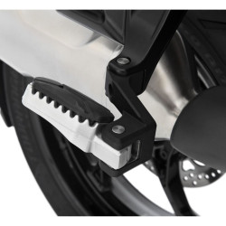 Kit abbassamento Wunderlich per pedane passeggero su BMW R1300 GS Kit abbassamento Wunderlich per pedane passeggero su BMW R1300 GS