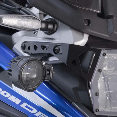 Staffe per faretti SW-Motech su Suzuki V-Strom 1050 DE Staffe per faretti SW-Motech su Suzuki V-Strom 1050 DE