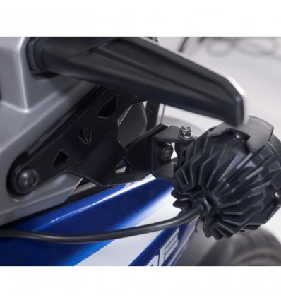 Staffe per faretti SW-Motech su Suzuki V-Strom 1050 DE Staffe per faretti SW-Motech su Suzuki V-Strom 1050 DE