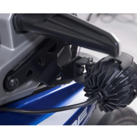 Staffe per faretti SW-Motech su Suzuki V-Strom 1050 DE Staffe per faretti SW-Motech su Suzuki V-Strom 1050 DE