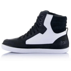 Scarpe da moto Alpinestars J-6 Waterproof in pelle nera e bianca Scarpe da moto Alpinestars J-6 Waterproof in pelle nera e bianca