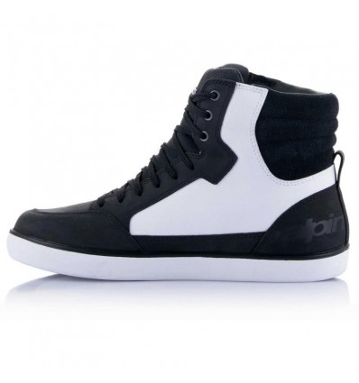 Scarpe da moto Alpinestars J-6 Waterproof in pelle nera e bianca Scarpe da moto Alpinestars J-6 Waterproof in pelle nera e bianca