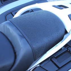 Rete antiscivolo passeggero Triboseat per BMW, Honda, Suzuki e Triumph Rete antiscivolo passeggero Triboseat per BMW, Honda, Suzuki e Triumph