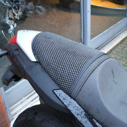 Rete antiscivolo passeggero Triboseat per BMW, Ducati, Honda e Suzuki Rete antiscivolo passeggero Triboseat per BMW, Ducati, Honda e Suzuki